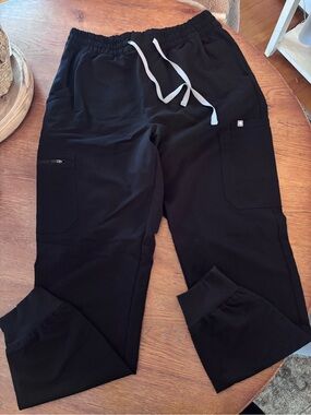 Figs women’s Black Drawstring Cargo Joggers with Zip Pocket